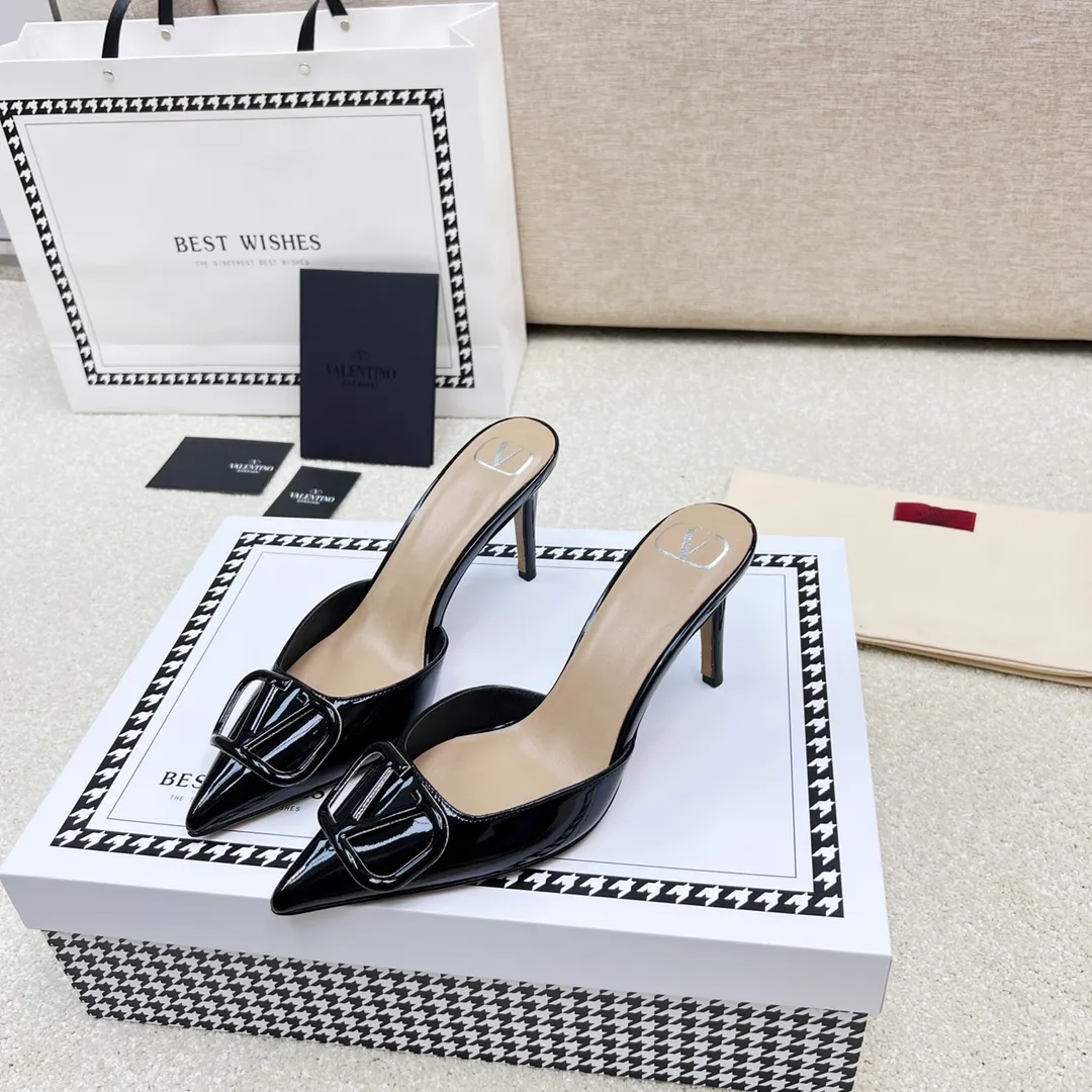 👟👟Ex-factory price 500👟👟 VALENTINO latest V Logo buckle back empty slippers 🔥🔥🔥 🕳️🕳️🕳️ Exclusive original 1-1 development, no goods without the original 〰 ɪɴѓᴏʀᴍᴀᴛɪᴏɴ 〰 Buckle: V-LoGo leather buckle Material: Imported patent leather Lining: full-grain sheepskin Outsole: Italian through-dyed cowhide Midsole: Italian original craft material Process: computer stitching, machine shaping Heel height: 4.0/8cm Made in Italy 🇮🇹 Ready-made code: 35 36 37 38 39 Ready-made custom code: 34 40 41 Delivery period 1-3 days Not retreating